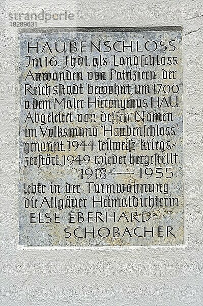 Infoschild  Das Haubenschloss  erbaut im 16. Jhdt.  1944 teilweise kriegszerstört  1949 wieder hergestellt  Kempten  Allgäu  Bayern  Deutschland  Europa