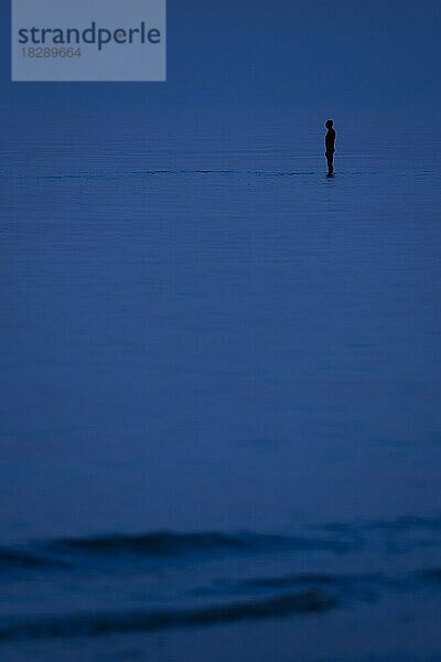 Skulptur Another Time XVI von Antony Gormley als Silhouette bei Nacht entlang der Nordseeküste bei Knokke-Heist  Westflandern  Belgien  Europa