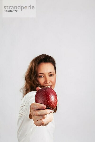 Apfel in der Hand einer Frau