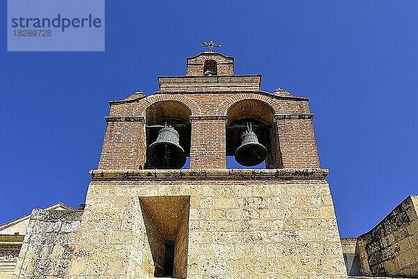 Glockenturm der Basilika Kathedrale Santa María la Menor  1512  Unesco Weltkulturerbe  Zona Colonial  Santo Domingo  Dominikanische Republik  Karibik  Mittelamerika