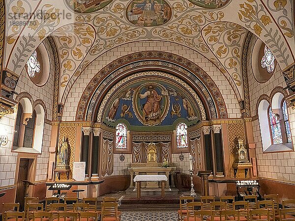 Innenraum neoromanisch-byzantinische St. Leo-Kapelle  Eguisheim  Haut-Rhin  Alsace  Elsass  Frankreich  Europa