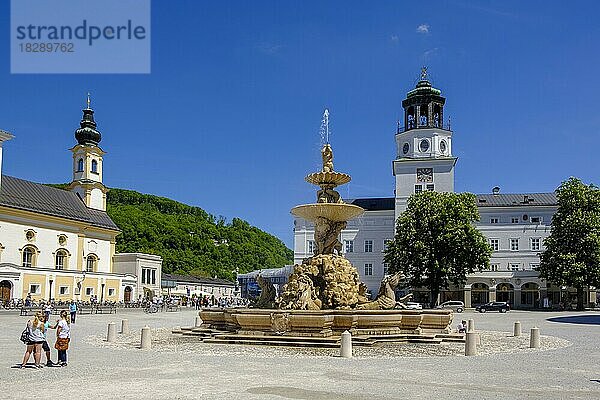 Michaelskirche und Glockentrum  Residenzbrunnen  Residenzplatz  Salzburg  Salzburger Land  Österreich  Europa