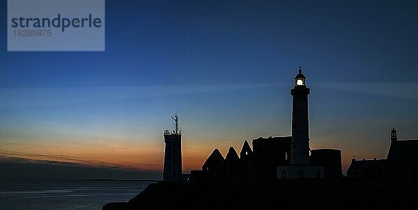 Die Pointe Saint Mathieu mit ihrer Signalstation  dem Leuchtturm und den Ruinen der Abtei im Schatten des Sonnenuntergangs  Finistère  Bretagne  Frankreich  Europa