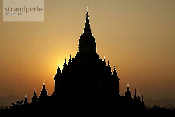 Silhouette eines buddhistischen Tempels und einer Pagode in den Bagan-Ebenen bei Sonnenuntergang  Region Mandalay  Myanmar  Birma  Asien