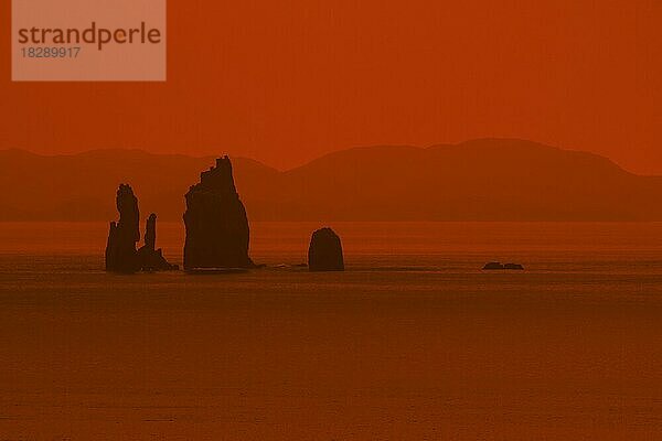 Die Drongs als Silhouette gegen den orangefarbenen Sonnenuntergang  Meeresklippen in der St. Magnus Bay in der Nähe von Ness of Hillswick  Northmavine  Shetlandinseln  Schottland  UK