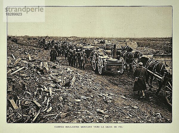 Versorgungskonvoi auf dem Weg zum Schlachtfeld durch bombardiertes Gelände in Flandern während des Ersten Weltkriegs  Belgien  Europa