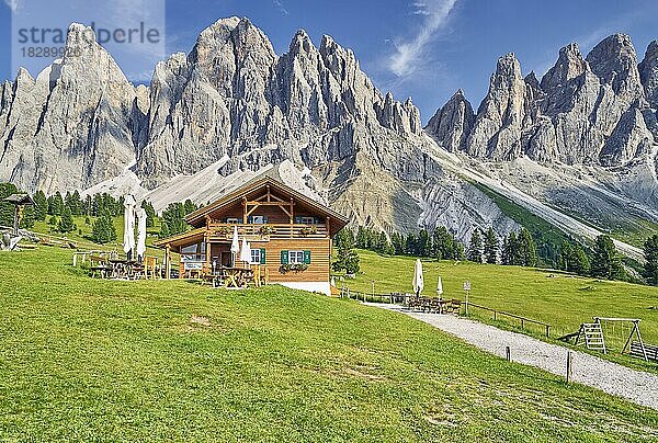 Alm vor der Geislergruppe  Gschnagenhardt Alm  Dolomiten  Santa Magdalena  Südtirol  Italien  Europa