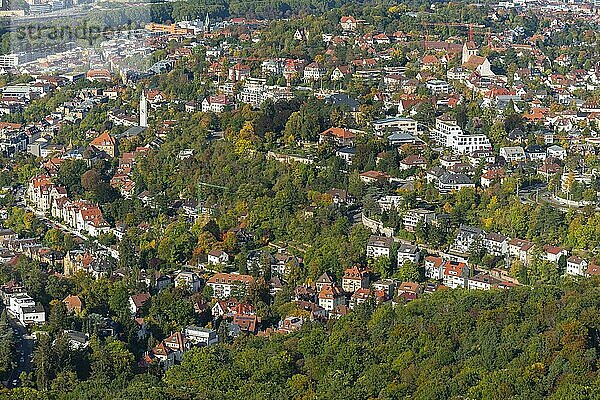 Blick von Fernsehturm auf Stuttgart  von oben  Herbst  Wald  Hanglage  Villen  Baden-Württemberg  Deutschland  Europa