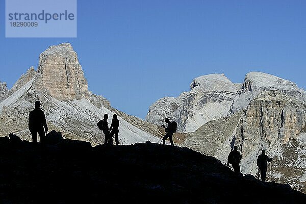 Bergwanderer vor der Silhouette des Torre dei Scarperi  Schwabenalpenkopf  Sextner Dolomiten  Naturpark Drei Zinnen  Südtirol  Italien  Europa