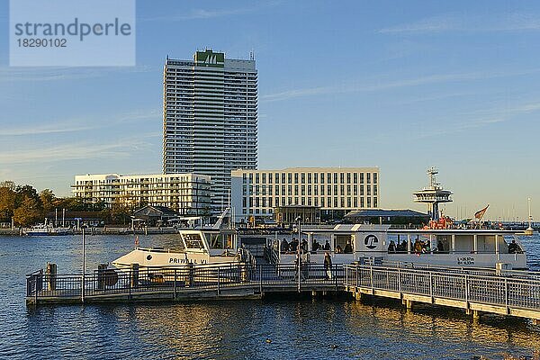 Personenfähre am Priwall  hinten Hotel Maritim und Lotsenstation  Travemünde  Lübeck  Ostsee  Schleswig-Holstein  Deutschland  Europa