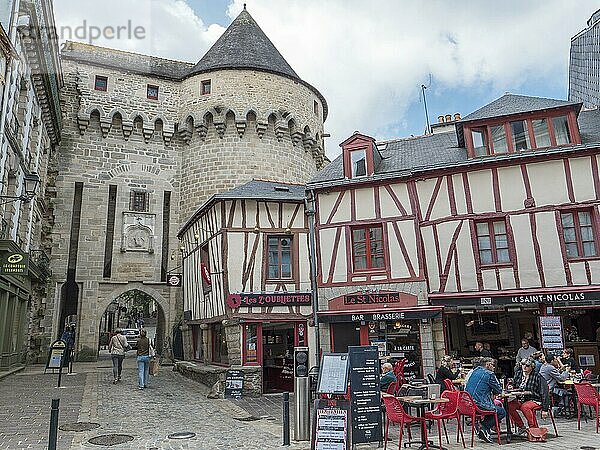 Fachwerkhäuser an der Rue Francis Decker und Eingang durch die Stadtmauer Prison Gate (Gefängnistor) in der Altstadt  Vannes  Département Morbihan  Frankreich  Europa