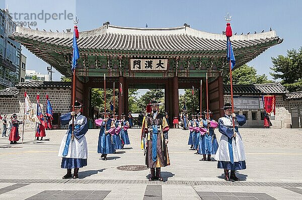 Wachablösung im Deoksugung-Palast  Wachablösung  Seoul  Südkorea  Sumunjang/Chamha führt eine Parade der Wachen an  Asien