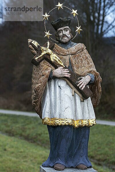 Farbige Skulptur des Heiligen Nepomuk  Pretzfeld  Oberfranken  Bayern  Deutschland  Europa