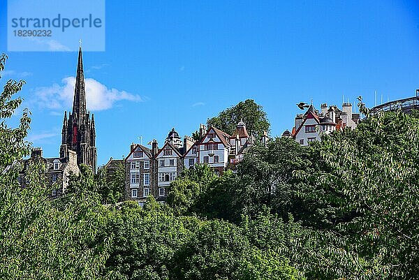 Silhouette von Edinburgh  Castle Hill mit Tolbooth Kirk  Edinburgh  Schottland  Großbritannien  Europa