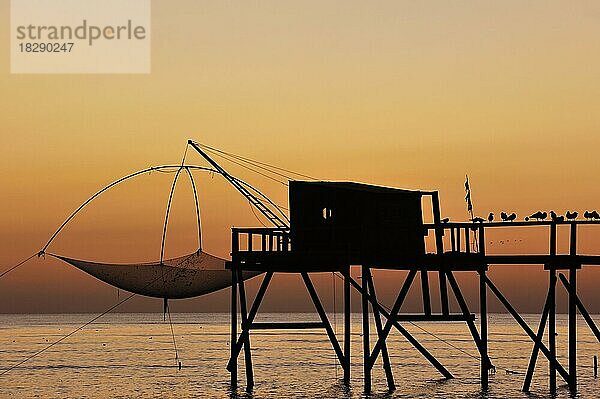 Traditionelle Carrelet-Fischerhütte mit Stellnetz am Strand bei Sonnenuntergang  Loire-Atlantique  Frankreich  Europa