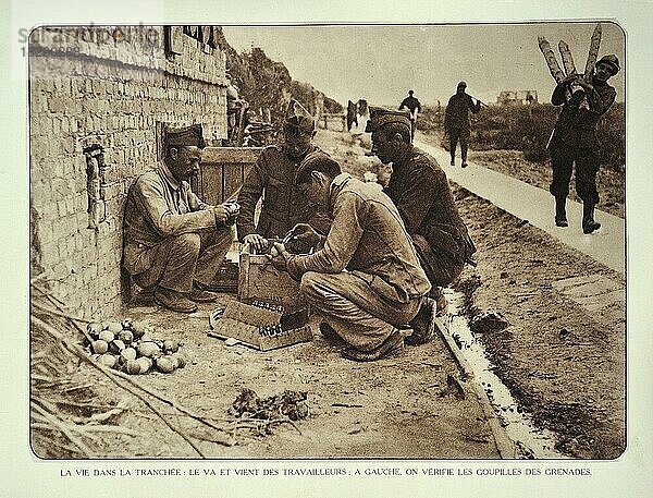 Soldaten prüfen die Stifte von Handgranaten in Flandern während des Ersten Weltkriegs  Belgien  Europa