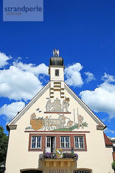 Rathaus in der Altstadt von Bad Grönenbach bei schönem Wetter. Bad Grönenbach  Unterallgäu  Schwaben  Bayern  Deutschland  Europa