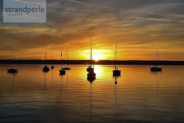 Segelboote im Sonnenuntergang in der Herrschinger Bucht am Ammersee  Bayern  Deutschland  Europa