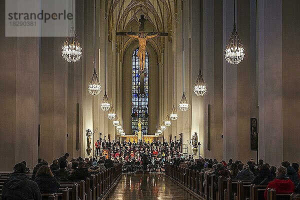Frauenkirche  Chor singt Weihnachtslieder  Innenaufnahme  München  Bayern  Deutschland  Europa