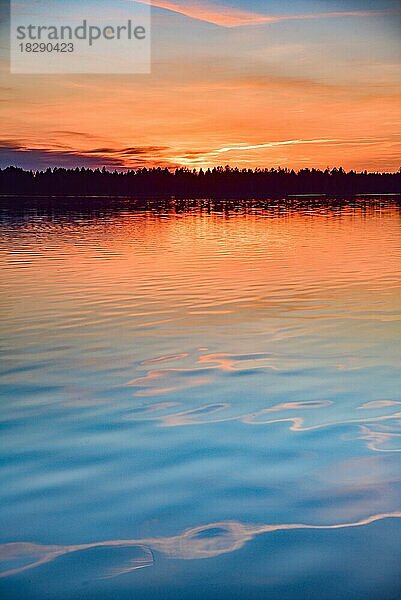 Sonnenuntergang im Winter an der Lechstaustufe 23 bei Mering  Schwaben  Bayern  Deutschland  Europa