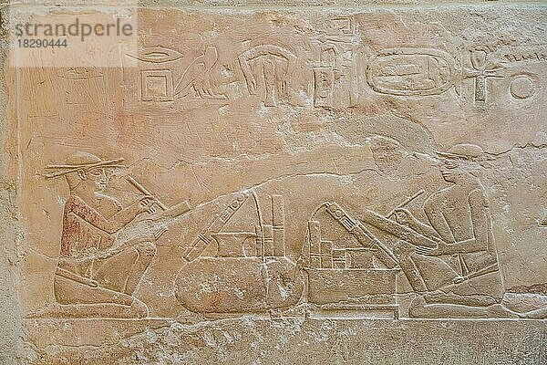 Schreiber mit Papyrusrollen  Relief in den Grabbauten des Idut  Unas-Ank und Inefert  Nekropole von Sakkara  Ägypten  Afrika