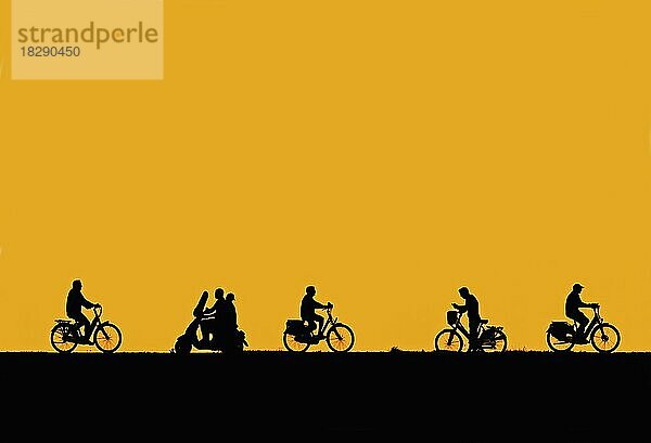 Motorroller fahren vorbei an Radfahrer und Mann auf dem Fahrrad überprüft sein Smartphone Silhouette gegen orange Sonnenuntergang Himmel im Sommer