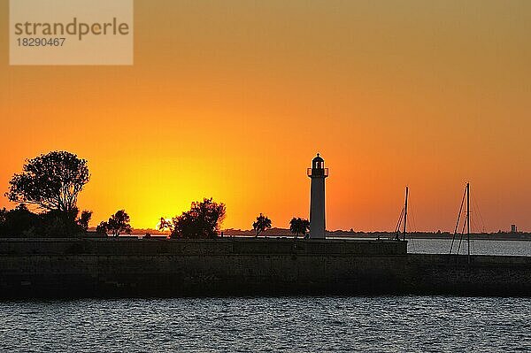 Silhouette des Leuchtturms bei Sonnenuntergang im Hafen von Saint-Martin-de-Ré auf der Insel Ile de Ré  Charente-Maritime  Frankreich  Europa