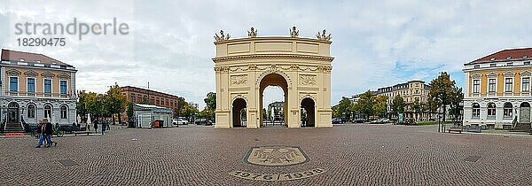 Panoramafoto des klassizistischen Triumphbogens Brandenburger Tor am Luisenplatz  Potsdam  Brandenburg  Deutschland  Europa