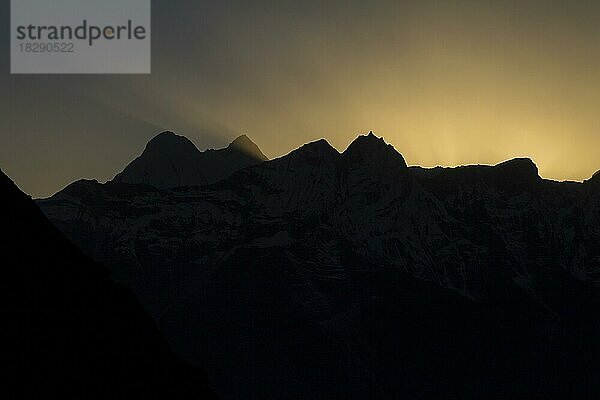 Kongde und andere Gipfel des Rolwaling Himal im Gegenlicht der untergehenden Sonne  gesehen von einem Platz unterhalb des Ama Dablam Base Camps  oberhalb von Pangboche in der Everest Region. Herbst-Trekking-Saison. Sagarmatha-Nationalpark  Khumbu-Region  Himalaya. Solukhumbu  Nepal  Asien