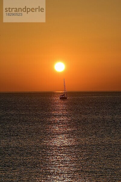 Sonnenuntergang mit Segelboot am Atlantik in der Normandie  Frankreich  Europa