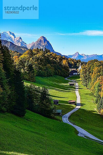 Wamberg oberhalb von Garmisch im Wettersteingebirge  links die Zugspitze (2962 m)  mitte der Waxenstein (2277 m)  rechts der Daniel (2346 m) Werdenfelser Land  Bayern  Deutschland  Europa