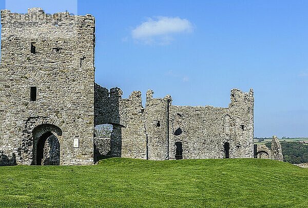 Die Burg Llansteffen  Carmarthenshire  Wales  Vereinigtes Königreich  wurde im 12. Jahrhundert an der Stelle eines prähistorischen Hügelforts errichtet. 400 Jahre lang befand sie sich größtenteils in anglonormannischer Hand. Die ursprüngliche Schreibweise war Llanstephan