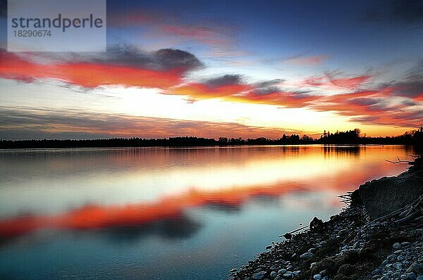 Sonnenuntergang  Lechstaustufe bei Mering  Bayern  Deutschland  Europa