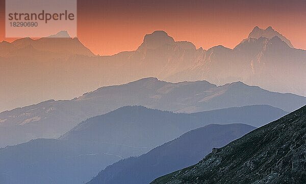 Luftbild von der Edelweißspitze in Richtung Zell am See bei Sonnenuntergang  Nationalpark Hohe Tauern  Salzburg  Österreich  Europa