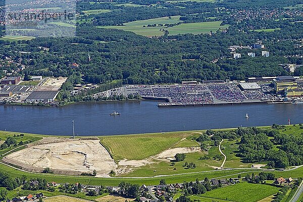 Luftaufnahme  Lemwerder in der Wesermarsch  Im Hintergrund Bremen Vegesack mit dem Auto Terminal  Deutschland  Europa