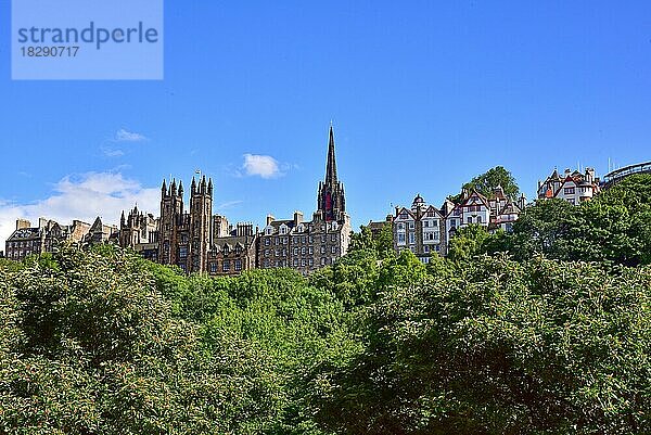 Silhouette von Edinburgh  Castle Hill mit Tolbooth Kirk und dem New College der University of Edinburgh  Edinburgh  Schottland  Großbritannien  Europa