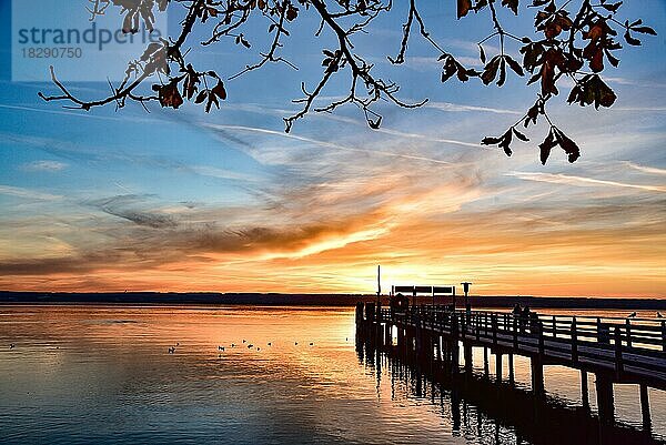 Sonnenuntergang am Dampfersteg in Herrsching am Ammersee  Bayern  Deutschland  Europa