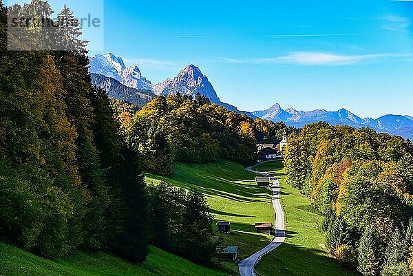 Wamberg oberhalb von Garmisch im Wettersteingebirge  links die Zugspitze (2962 m)  mitte der Waxenstein (2277 m)  rechts der Daniel (2346 m) Werdenfelser Land  Bayern  Deutschland  Europa