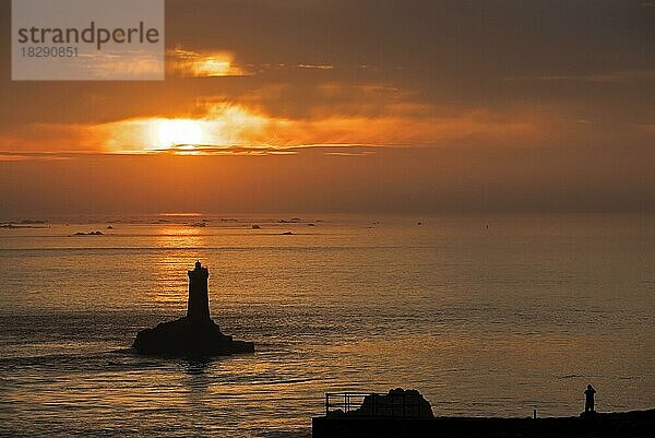 Der Leuchtturm La Vieille in der Meerenge Raz de Sein  Silhouette bei Sonnenuntergang an der Pointe du Raz  Plogoff  Finistère  Bretagne  Frankreich  Europa