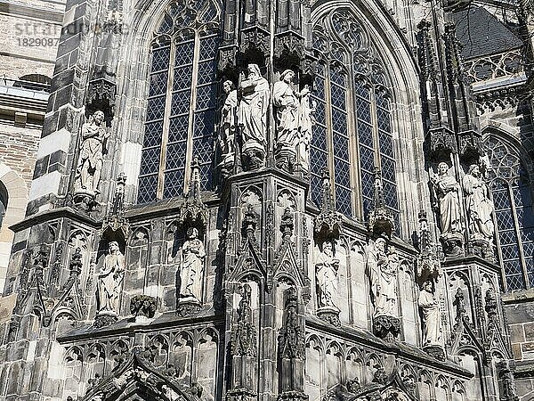 Die prächtige Kirchenfassade vom UNESCO-Welterbe Aachener Dom mit großen menschlichen Figuren  Aachen  Nordrhein-Westfalen  Deutschland  Europa