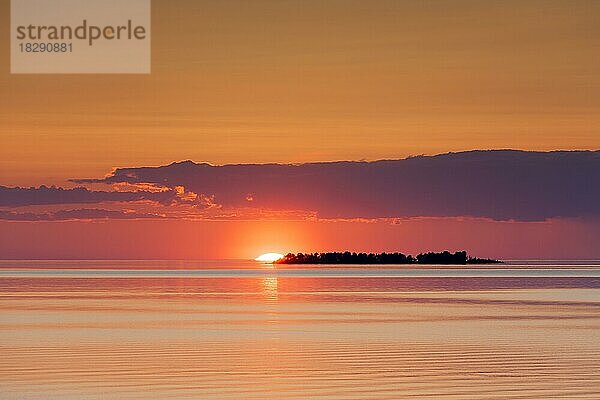 Sonnenuntergang mit Sonnenuntergang hinter einer Insel im Vänernsee  dem größten See in Schweden in Värmland  Skandinavien