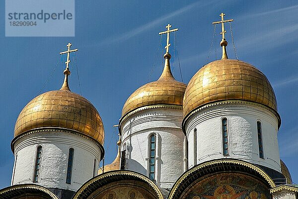 Kuppeln der Mariä-Entschlafens-Kathedrale  Kreml  Moskau  Russland  Europa