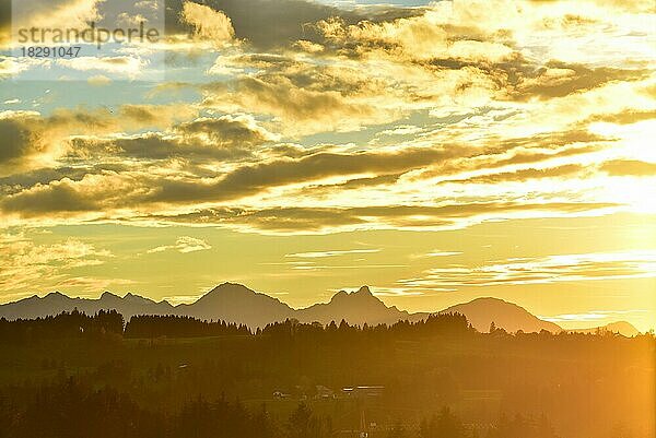 Sonnenuntergang bei Rottenbuch im Pfaffenwinkel mit Blick auf die Allgäuer Berge  Bayern  Deutschland  Europa