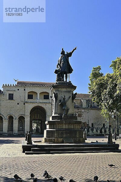 Plaza Colon mit Kolumbusdenkmal und Kathedrale Santa Maria la Menor  älteste Kathedrale der Neuen Welt  1532  Santo Domingo  Dominikanische Republik  Karibik  Mittelamerika