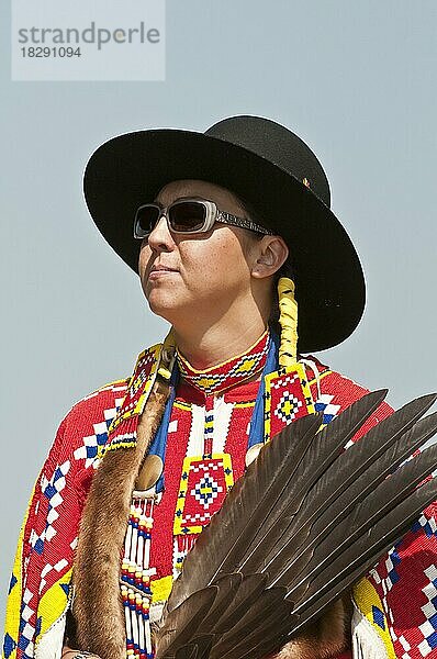 Traditionelle Tänzerin  Pow-wow  Blackfoot Crossing Historical Park  Alberta  Kanada  Nordamerika