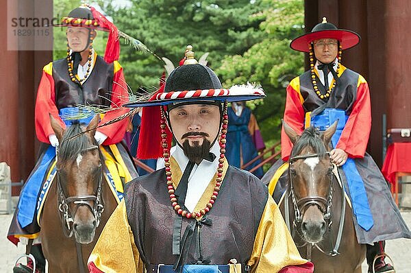 Sumunjang/Chamha und Pferdewachen  Deoksugung-Palast  Wachablösung  Daehanmun-Tor  Seoul  Südkorea  Asien