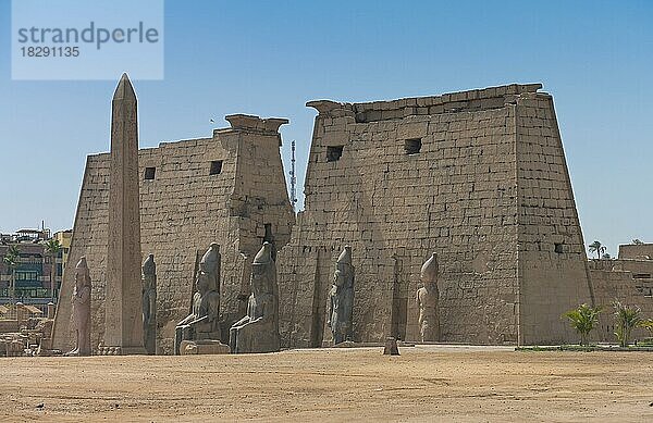 Pylon mit Figuren Ramses II und Obelisk  altägyptischer Luxor-Tempel  Luxor  Ägypten  Afrika