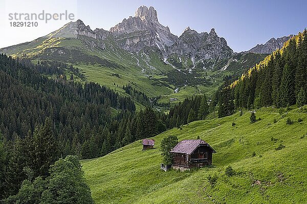 Almhütte vor Gosaukamm  Aualm  Filzmoos  Pongau  Salzburg