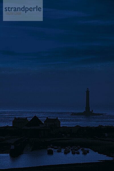 Leuchtturm und Rettungsbootstation im Hafen von Goury bei Auderville am Cap de La Hague bei Nacht  Halbinsel Cotentin  Basse-Normandie  Frankreich  Europa