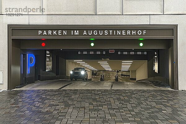 Ein-und Ausfahrt eines neuen Parkhauses  Nürnberg  Mittelfranken  Bayern  Deutschland  Europa